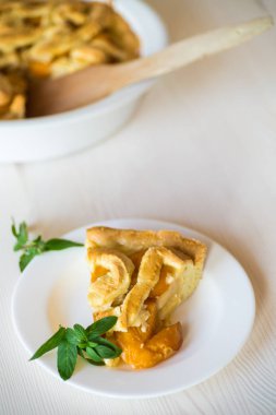 Seramik ahşap masa formunda tatlı rustik kayısı pasta.