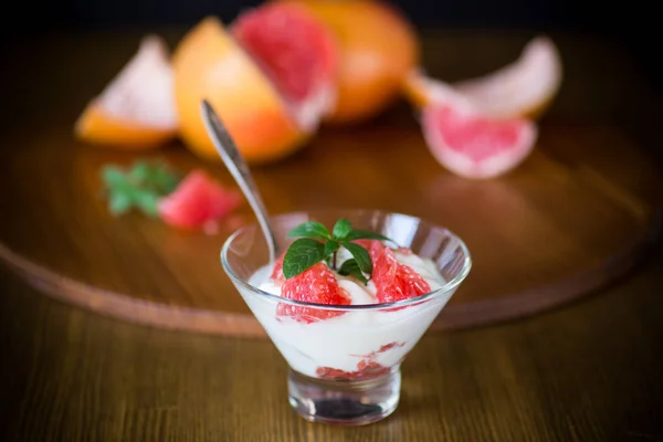 Söta Hemmagjord Ekologisk Yoghurt Med Skivor Röd Grapefrukt Glasskål — Stockfoto
