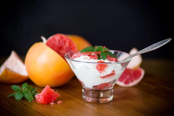 甜的自制有机酸奶与红色葡萄柚片在一个玻璃碗 — 图库照片