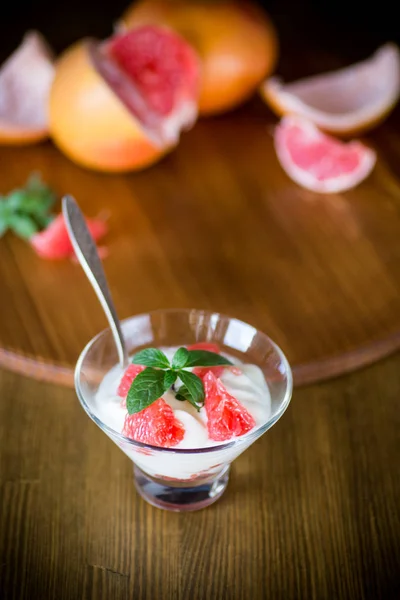 Sladké Domácí Bio Jogurt Plátky Červeného Grapefruitu Skleněné Míse — Stock fotografie