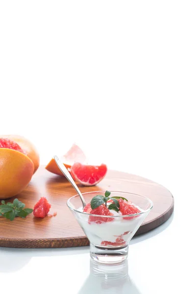 Söta Hemmagjord Ekologisk Yoghurt Med Skivor Röd Grapefrukt Glasskål Som — Stockfoto