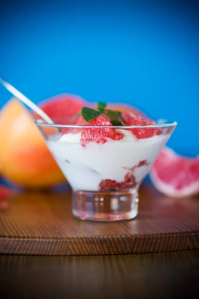 Yogur Ecológico Casero Dulce Con Rodajas Toronja Roja Tazón Vidrio —  Fotos de Stock