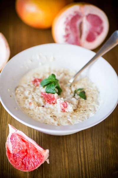 Édes Zabpehely Szelet Vörös Grapefruit Egy Kerámia Tálba Elszigetelt Fából — Stock Fotó