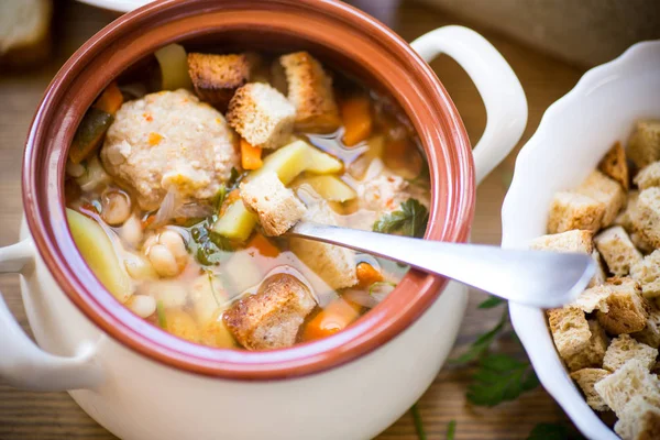 Zuppa Verdure Con Fagioli Polpette Una Ciotola Ceramica Tavolo Legno — Foto Stock