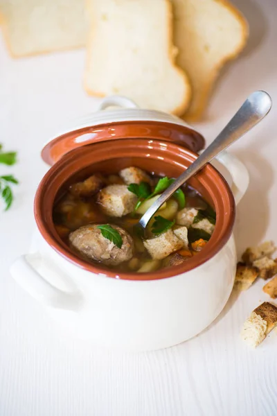 Zuppa Verdure Con Fagioli Polpette Una Ciotola Ceramica Tavolo Legno — Foto Stock