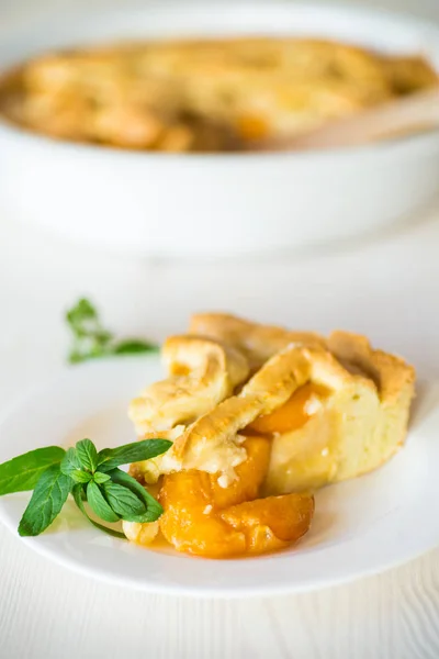 Süße Rustikale Marillenkuchen Keramikform Auf Holztisch — Stockfoto