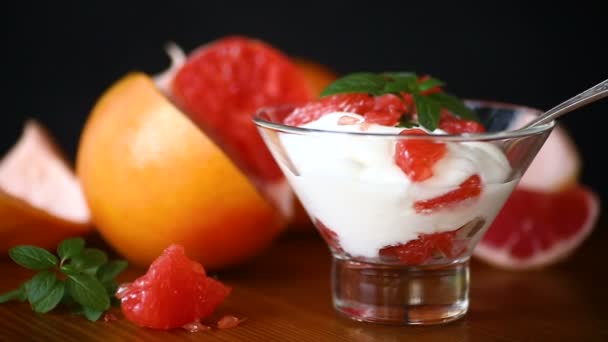 Сладкий домашний органический йогурт с ломтиками красного грейпфрута — стоковое видео