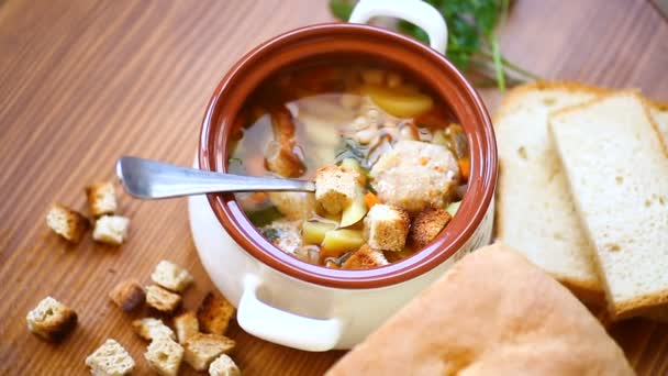 Soupe de légumes aux haricots et boulettes de viande dans un bol en céramique — Video