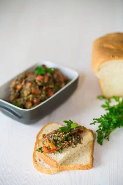 Caviar Berenjena Con Tomates Una Rebanada Pan Una Mesa Madera — Foto de Stock