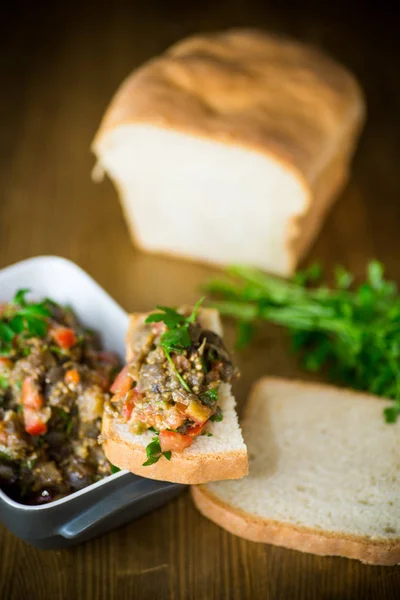 Caviar Berenjena Con Tomates Una Rebanada Pan Una Mesa Madera —  Fotos de Stock