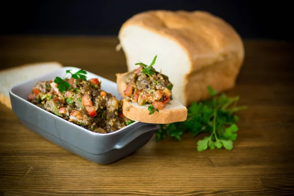 Domates Bir Dilim Ekmek Ahşap Bir Masa Üzerinde Patlıcan Havyar — Stok fotoğraf