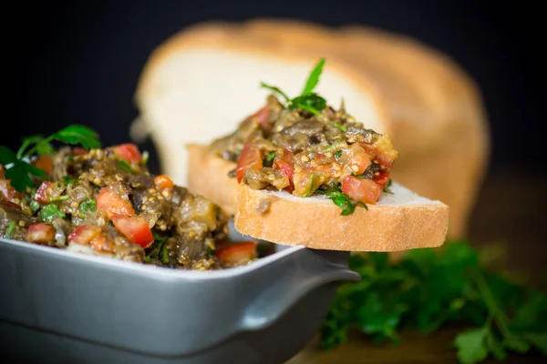 Caviale Melanzane Con Pomodori Una Fetta Pane Tavolo Legno — Foto Stock