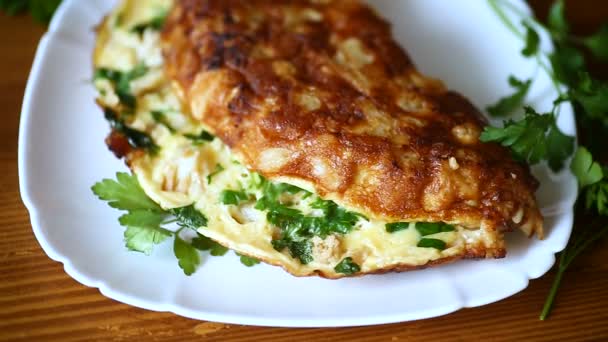 Fried omelet with cauliflower and greens in a plate — Stock Video