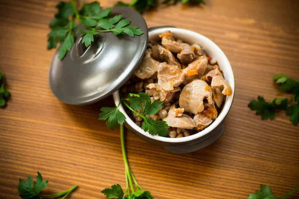 Stomaci Pollo Stufati Con Verdure Grano Saraceno Una Ciotola Tavolo — Foto Stock