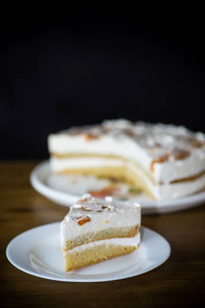 Stück Hausgemachte Süße Torte Mit Sahne Und Aprikosendosen Einem Teller — Stockfoto