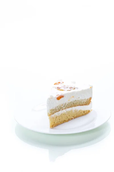 Шматок Домашнього Солодкого Торта Вершками Консервованими Абрикосами Тарілці — стокове фото