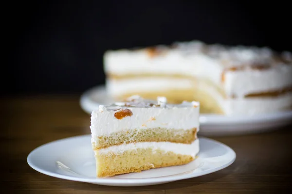 板のクリームと缶詰のあんずと自家製の甘いケーキ — ストック写真