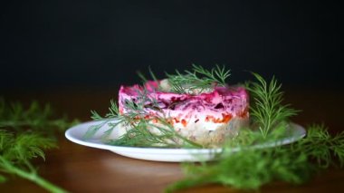 Pancar ve ringa balığı ile haşlanmış sebze salata katmanlı