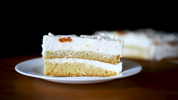 Stück Hausgemachte Süße Torte Mit Sahne Und Aprikosendosen Einem Teller — Stockvideo