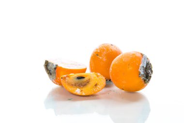 Beyaz arka plan üzerinde izole buz dondurulmuş olgun Trabzon hurması