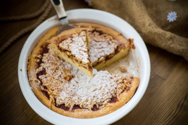 Seramik ahşap masa formunda reçelli tatlı pasta