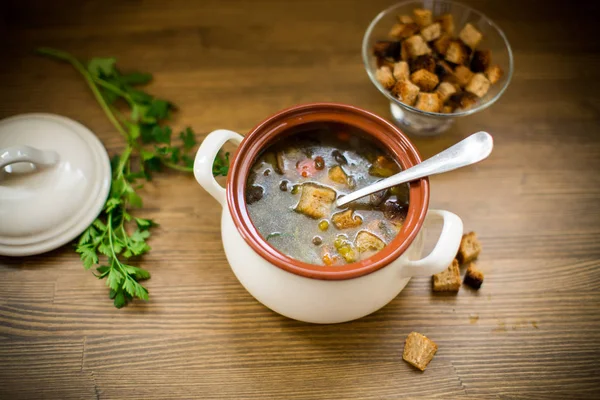 Sopa Verduras Casera Con Setas Silvestres Pimientos Plato Sobre Una — Foto de Stock