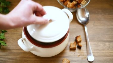 yabani mantar ve bir tabak içinde biber ile ev yapımı sebze çorbası