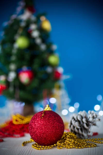 Brinquedos de Natal com uma árvore de Natal em um fundo azul — Fotografia de Stock