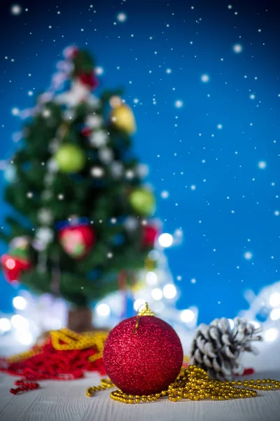 Giocattoli di Natale con un albero di Natale su sfondo blu — Foto Stock