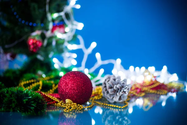 在蓝色背景的圣诞树的圣诞玩具 — 图库照片
