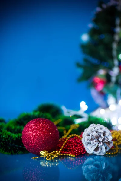 Jouets de Noël avec un arbre de Noël sur un fond bleu — Photo