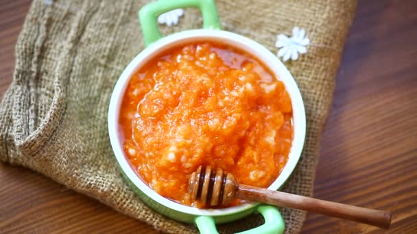 Boiled sweet pumpkin porridge with honey in a plate — Stock Footage Boiled sweet pumpkin porridge with honey in a plate Royalty Free Stock Video