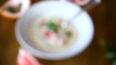 bir seramik kase kırmızı greyfurt dilim tatlı yulaf ezmesi