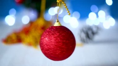 Noel oyuncaklar ile mavi bir arka plan üzerinde bir Noel ağacı