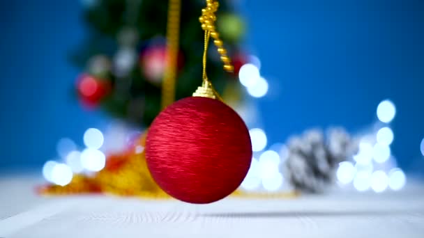 Juguetes de Navidad con un árbol de Navidad sobre un fondo azul — Vídeos de Stock