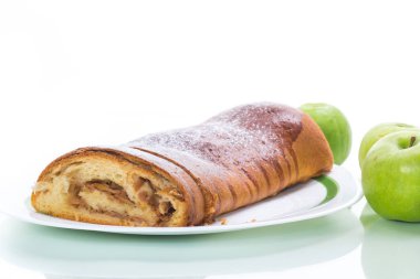 Beyaz arka plan üzerinde izole tatlı ev yapımı elma strudel