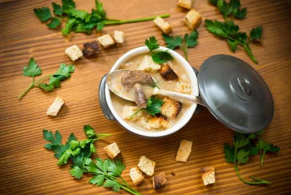 Soep Puree Met Champignons Croutons Een Kom Een Houten Tafel — Stockfoto