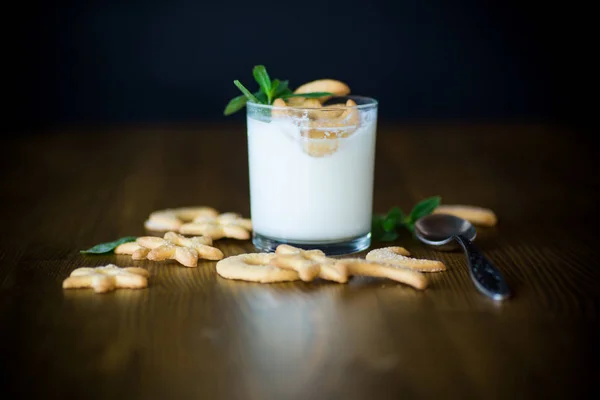 Süßer Hausgemachter Joghurt Mit Keksen Glasbecher Auf Einem Holztisch — Stockfoto