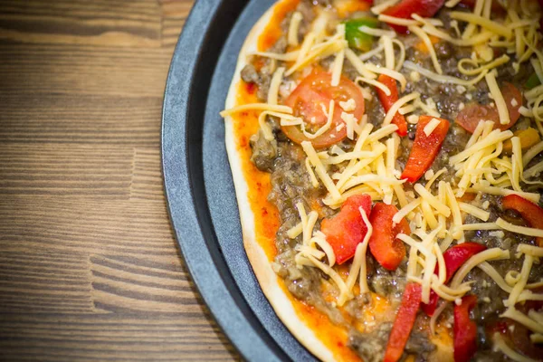 Hausgemachte Pizza Mit Waldpilzen Paprika Und Tomaten Auf Einem Holztisch — Stockfoto