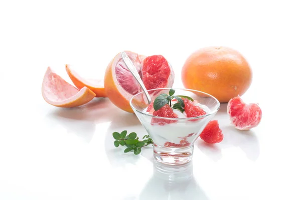 Söta Hemmagjord Ekologisk Yoghurt Med Skivor Röd Grapefrukt Glasskål Som — Stockfoto