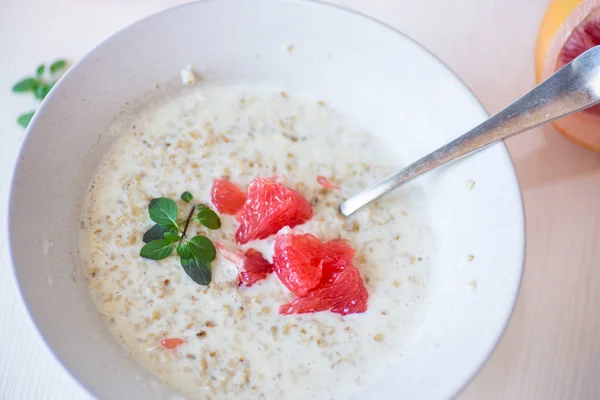 Sweet Oatmeal Slices Red Grapefruit Ceramic Bowl Isolated White Wooden — Stock Photo, Image