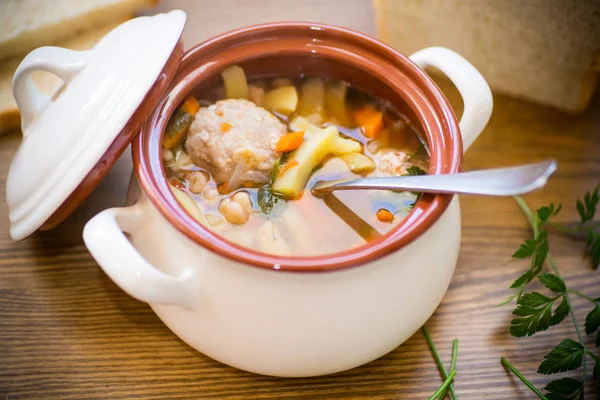 Zuppa Verdure Con Fagioli Polpette Una Ciotola Ceramica Tavolo Legno — Foto Stock