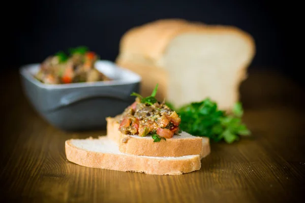 Caviar Berenjena Con Tomates Una Rebanada Pan Una Mesa Madera —  Fotos de Stock