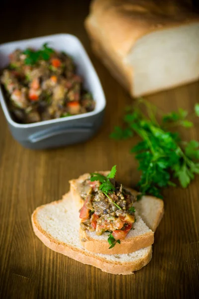 Auberginen Kaviar Mit Tomaten Und Einer Scheibe Brot Auf Einem — Stockfoto