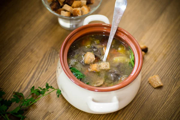 Sopa Verduras Casera Con Setas Silvestres Pimientos Plato Sobre Una — Foto de Stock