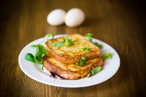 테이블에 접시에 채소와 계란에 튀긴된 — 스톡 사진