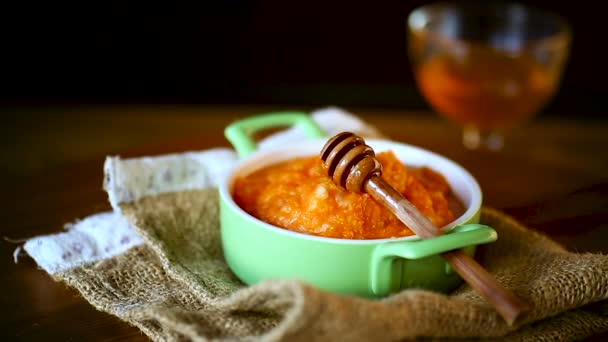 Boiled sweet pumpkin porridge with honey in a plate — Stock Footage Boiled sweet pumpkin porridge with honey in a plate Stock Video
