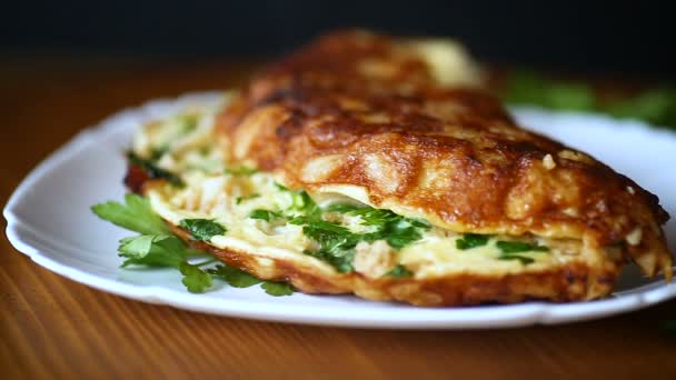 Gebakken omelet met bloemkool en Groenen in een bord — Stockvideo