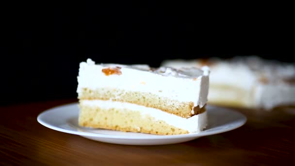 Un pezzo di torta dolce fatta in casa con panna e albicocche in scatola — Video Stock