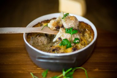 Peynir soslu köfte ile fırında karnabahar